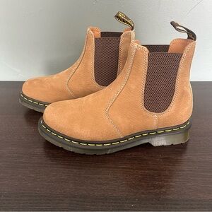 DR MARTENS 2976 Savannah Tan Chelsea Boot in Tumbled Nubuck women’s 7 men’s 6